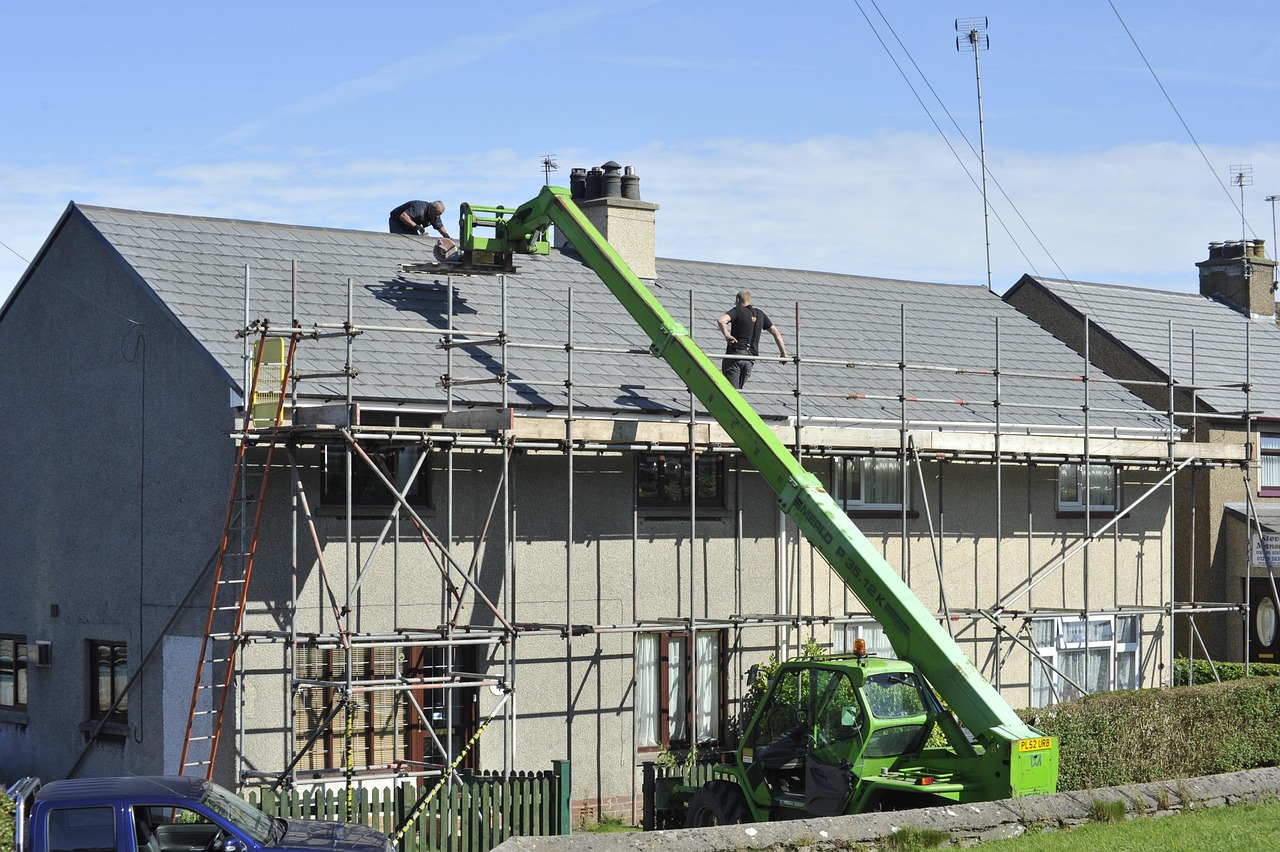 Toiture rénovée avec tuiles écailles neuves et zinguerie par Isolation Versailles